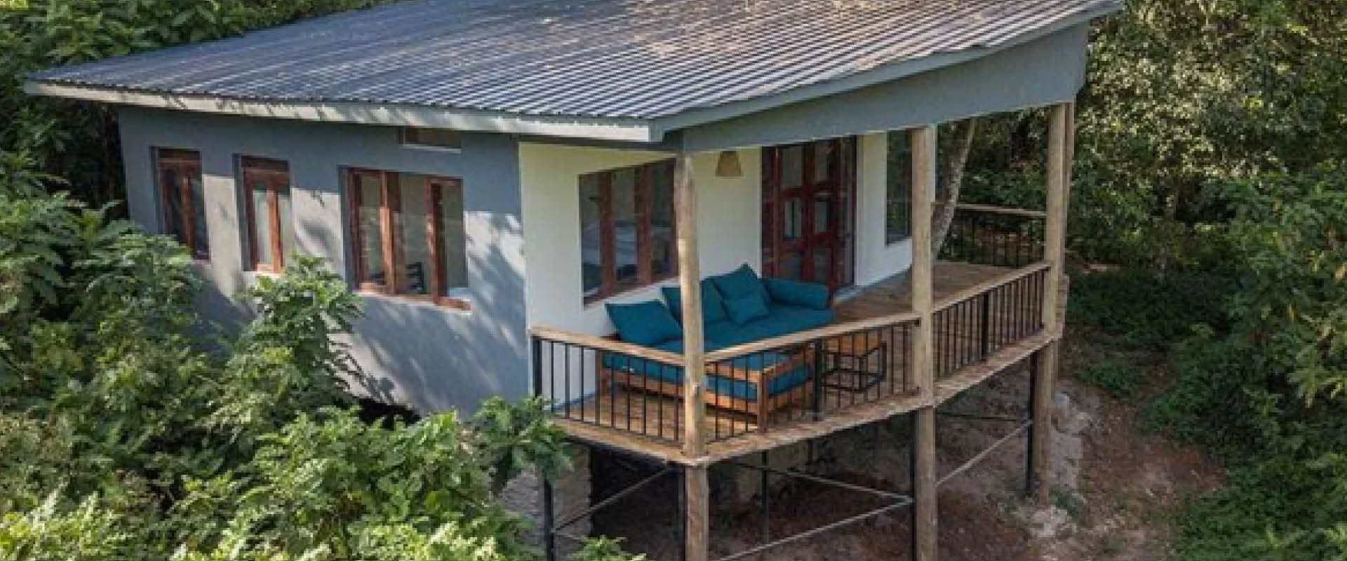 Comfortable Turaco Treetops mid-range safari lodge overlooking the wilderness in Uganda