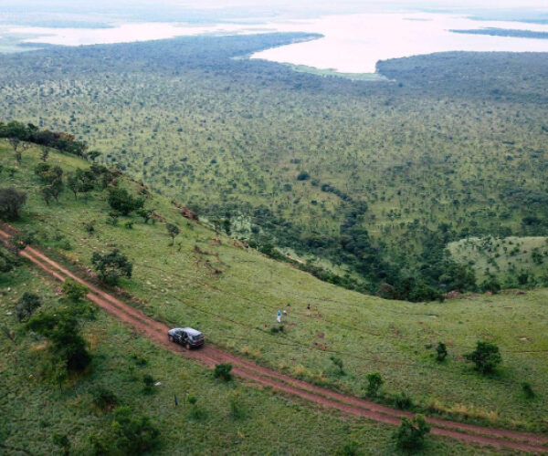 Uganda Rwanda Safaris with wildlife, mountains and scenic landscapes