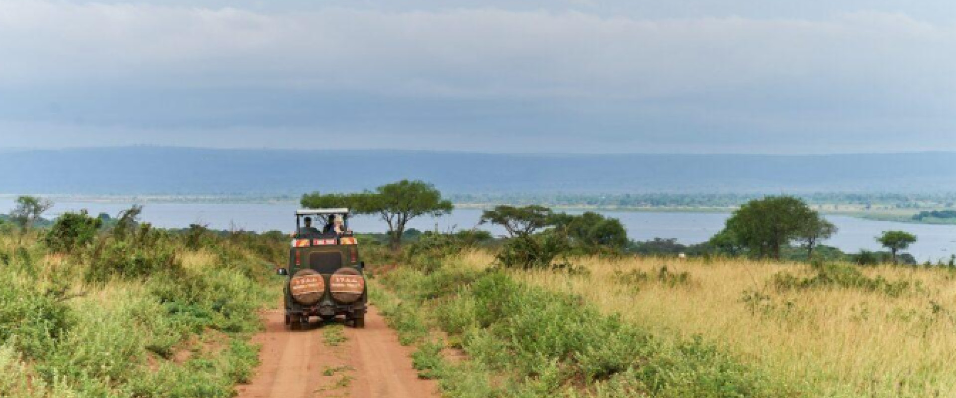 Uganda Safari Guide – travellers exploring Uganda’s wildlife and natural landscapes